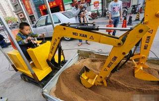 儿童挖机吃瓜视频,小挖机手意外成瓜田“明星”