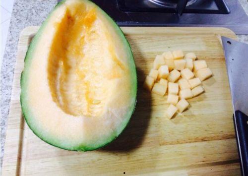 兔子怎么吃哈密瓜视频,萌宠美食瞬间