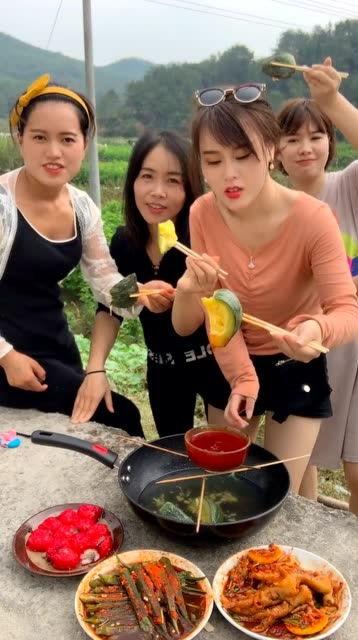 四个姐妹麻将桌吃瓜视频,揭秘姐妹间的欢乐吃瓜时刻