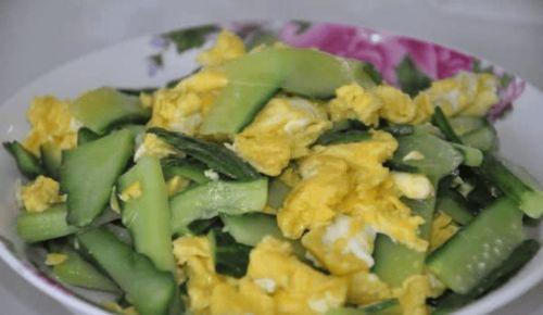 小瓜不能炒糊了吃吗视频,避免炒糊，美味尽享