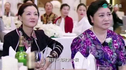 结婚男唱歌吃瓜视频播放,新郎唱歌助兴，吃瓜群众围观欢乐时刻