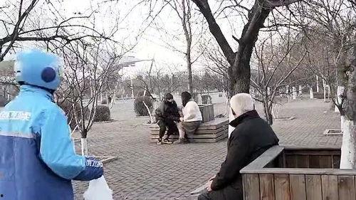 大爷当吃瓜群众视频播放,视频播放引发网友热议